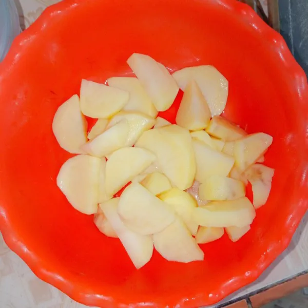 Bersihkan kentang, potong-potong.