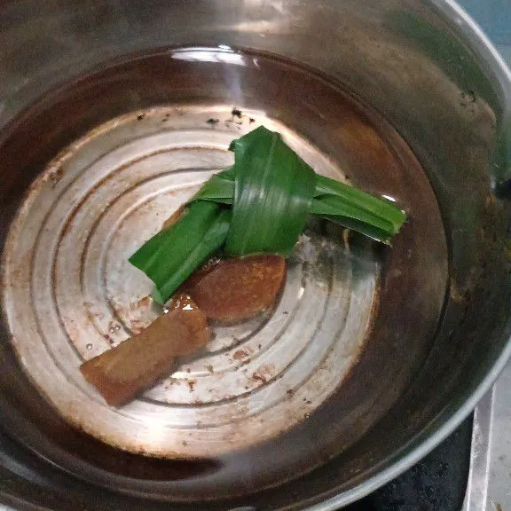 Masak gula merah dengan 150 ml air