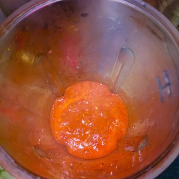 Kemudian blender halus bumbu saus.