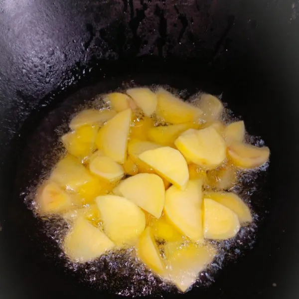Kemudian goreng kentang hingga matang. Angkat dan tiriskan.
