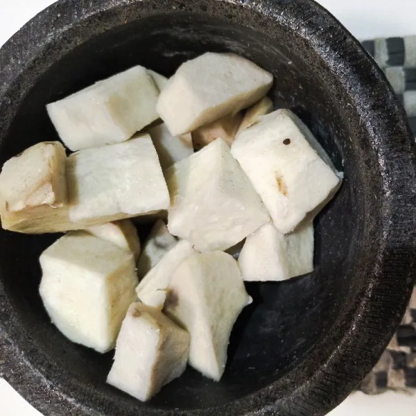 Haluskan talas yang sudah dikukus