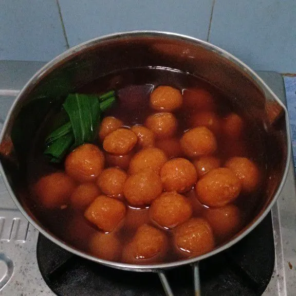 Masukkan bola ubi ke dalam air gula merah