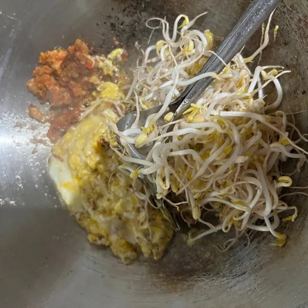 Sisihkan telur dan masukkan tauge