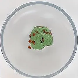 Tambahkan 2 sdm jus melon, aduk hingga rata