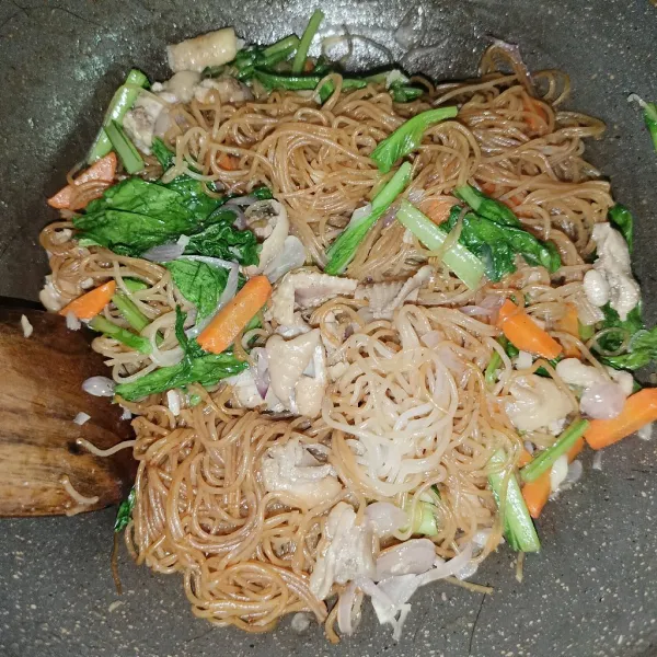 Masukkan bihun dan aduk sampai tercampur rata dan meresap. Jangan lupa untuk tes rasa.