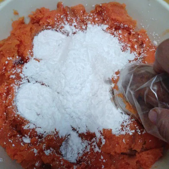 Tambahkan tepung tapioka kurang lebih 200 gr ( disesuaikan saja kalau sudah bisa di bentuk stop tapiokanya)