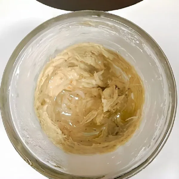 Tuangkan 35 gr air panas sedikit demi sedikit ke dalam adonan sambil diaduk hingga rata. Tambahkan 5 gr kulit udang yang sudah dihaluskan atau dicincang halus, aduk rata kembali