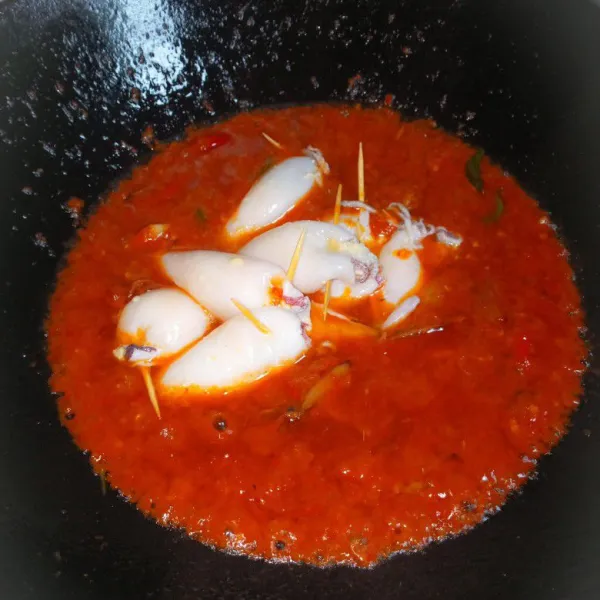 Tumis bumbu iris bawang, dan cabai hingga harum. Kemudian masukkan bumbu saus. Aduk rata. Lalu masukkan garam, kaldu, saus tiram, gula pasir, lada bubuk, dan cumi. Masak selama 15 menit.