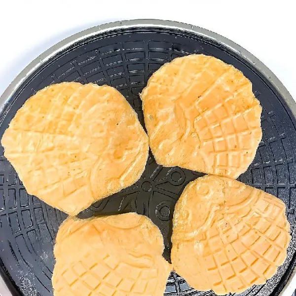 Tutup cetakan, tekan hingga adonan pipih membentuk lembaran tipis dan masak hingga matang