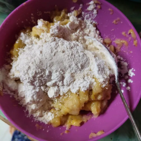 Masukkan terigu, tepung beras, gula, vanili. Aduk rata