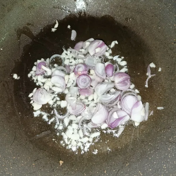 Tumis bawang merah dan bawang putih sampai harum.