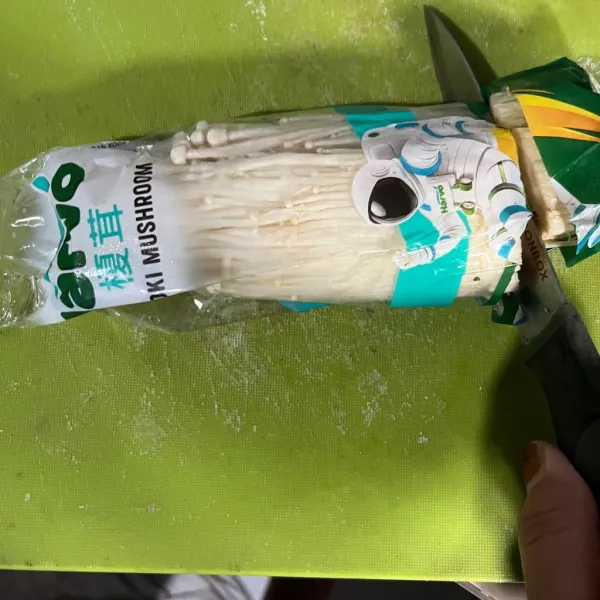 Potong jamur enoki, lalu cuci dan remas sedikit, dan belah kecil-kecil, lalu sisihkan