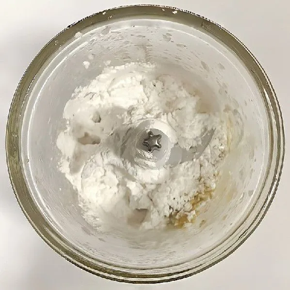 Tambahkan 10 gr minyak udang yang sudah disiapkan sebelumnya, blender hingga tercampur rata. Kemudian masukkan 35 gr tepung tapioka, aduk rata