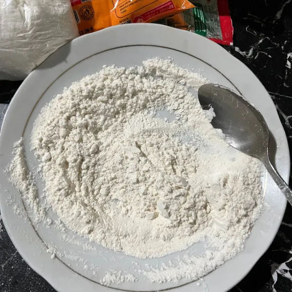 Campur tepung bumbu serbaguna, tepung terigu, garam, dan penyedap rasa