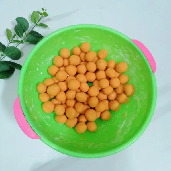 Bentuk bulat adonan ubi sampai semua habis