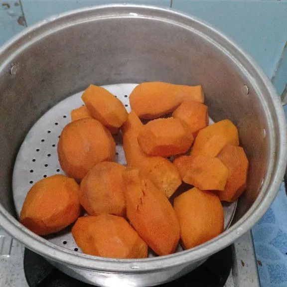 Kukus ubi hingga lunak