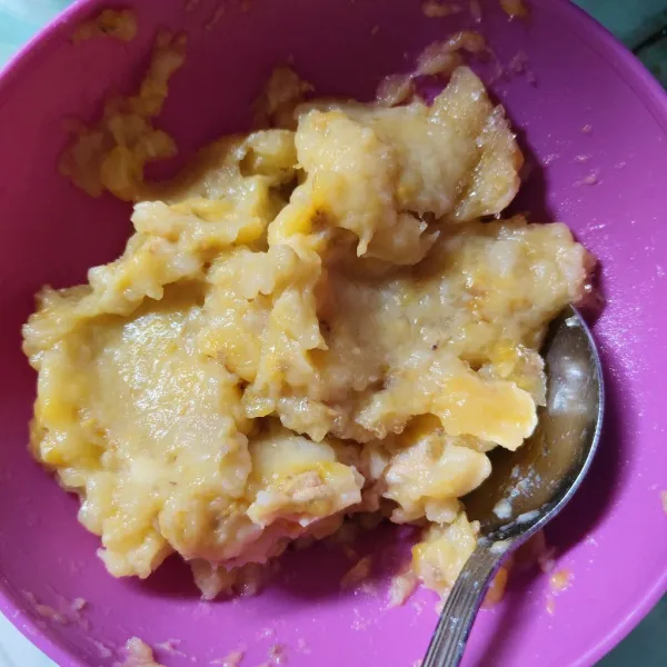 4 buah pisang kukus lumatkan