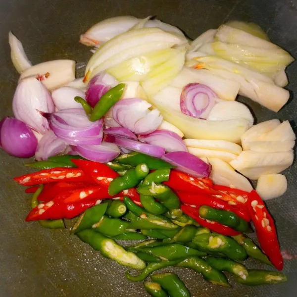 Iris-iris semua bumbu iris.