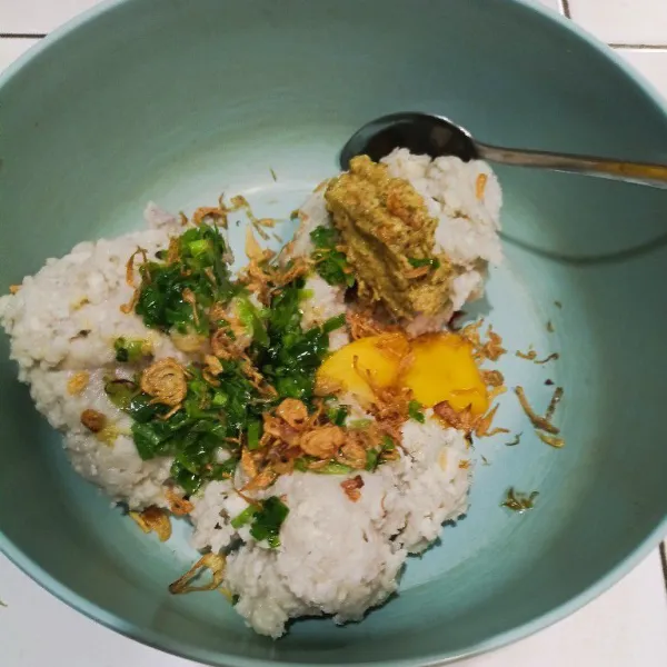 Tumis daun bawang dan seledri yang sudah diiris sebentar, kemudian campur dengan talas, bahan yang sudah digiling, bawang merah dan kuning telur