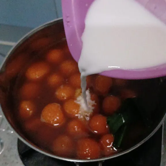 Masukkan larutan tepung tapioka