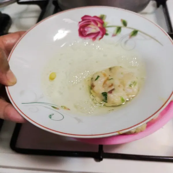 Celupkan ke dalam putih telur