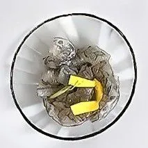 Diamkan udang kupas dengan irisan jahe selama 10 menit