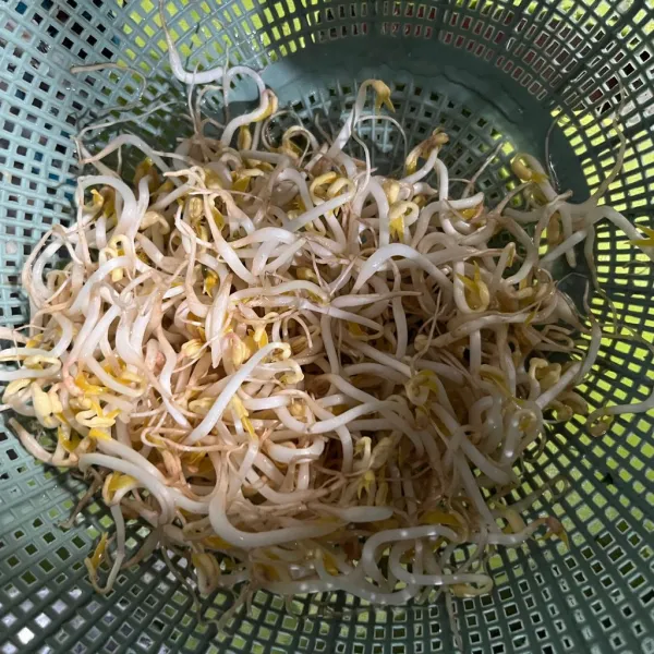 Cuci tauge dan tiriskan