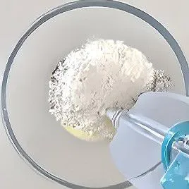 Tuangkan 35 gr yogurt ke dalam campuran bahan kering. Aduk rata hingga membentuk adonan yang lembut dan sedikit lengket