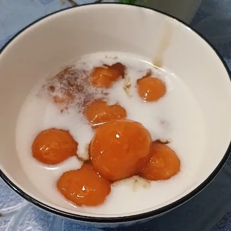 Sajikan biji salak dan siram dengan perasan kepala parut tadi ( santan)