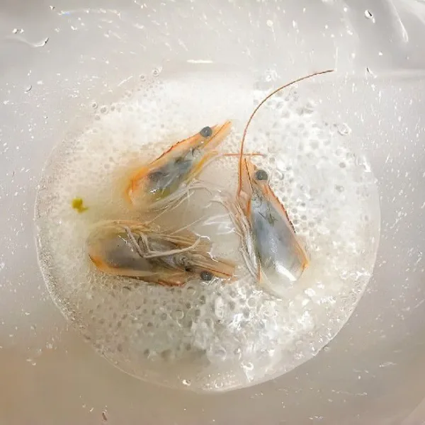 Rebus kepala udang dengan sedikit air hingga berubah warna, lalu goreng dengan sedikit minyak untuk menghasilkan minyak udang (10 gr). Sisihkan