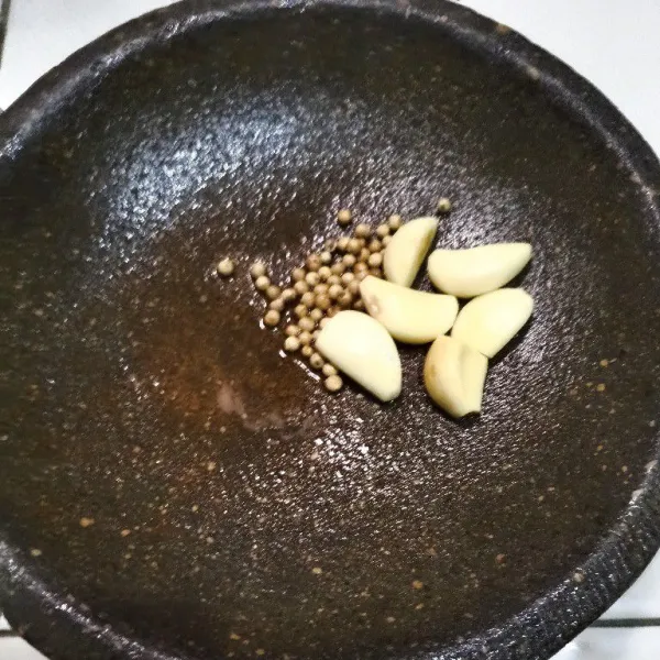 Giling halus bawang putih dan lada