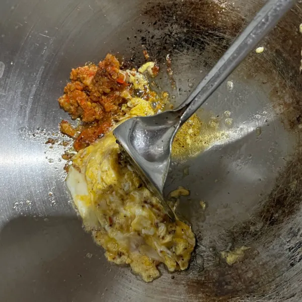 Tumis cabe, bawang merah, bawang putih yang telah di haluskan, lalu sisihkan dan goreng telur sampai setengah matang