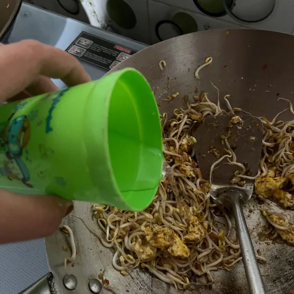 Tambahkan garam, saos tiram, kecap manis, penyedap rasa, dan air matang