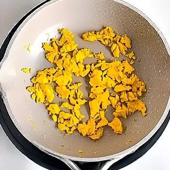 Panaskan minyak goreng dalam wajan, masukkan telur (±50 gr) dan orak-arik hingga matang, angkat dan sisihkan