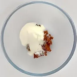 Masukkan potongan hawthorn ke dalam mangkuk. Tambahkan 5 gr bubuk susu dan 40 gr tepung terigu protein rendah ke dalam mangkuk yang sama