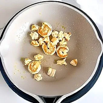 Campur udang segar 150 gr dengan 5 gr jahe cincang, aduk rata, tumis dengan minyak goreng hingga udang berubah warna menjadi merah muda