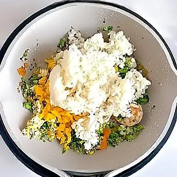 Masukkan 100 gr nasi matang, aduk rata hingga semua bahan tercampur sempurna dan nasi menjadi harum. Tambahkan sedikit garam, aduk rata kembali