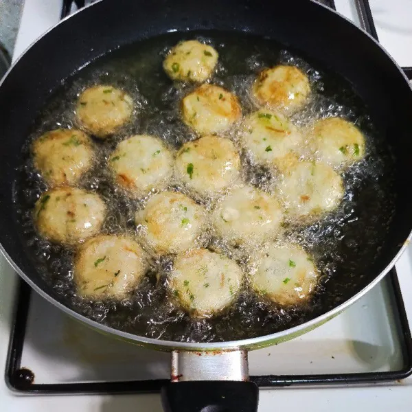 Goreng perkedel dan tiriskan