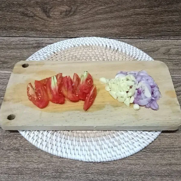 Iris-iris bawang merah, bawang putih, dan tomat