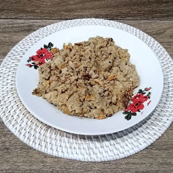 Hancurkan oncom dengan tangan atau garpu, sisihkan