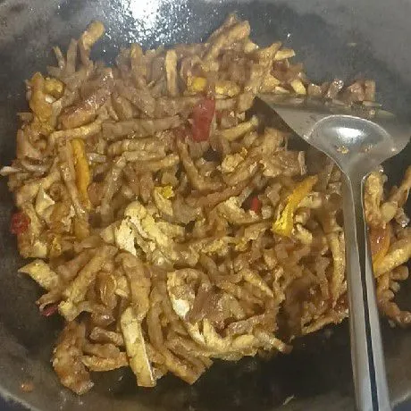 Masukkan tahu tempe yang sudah di goreng ,aduk- aduk sampai bumbu tercampur ,koreksi rasa dan siap di sajikan.