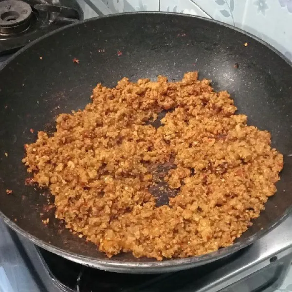 Masukkan oncom, aduk merata dan tunggu sampai bumbu meresap sempurna