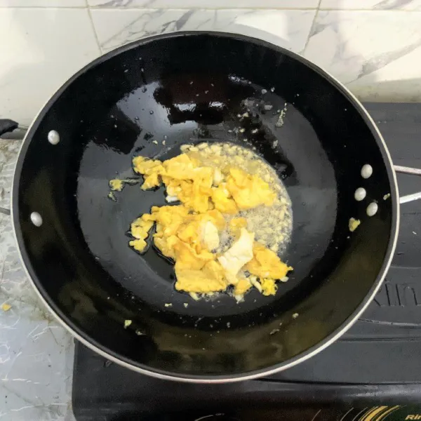 Masukkan telur goreng.