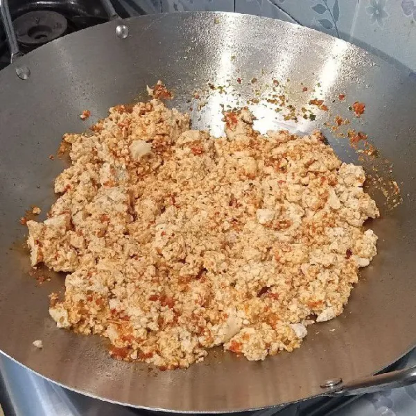 Masukkan tahu yang sudah dihancurkan, aduk rata