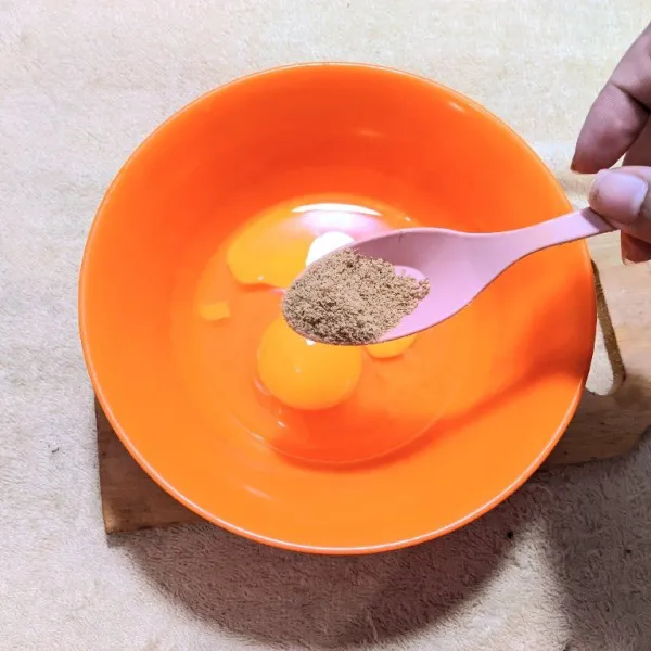 Kocok telur dengan kaldu bubuk hingga rata.