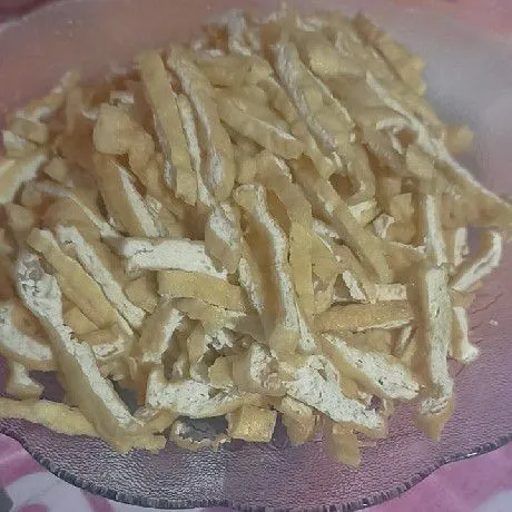 Potong tahu memanjang, lalu goreng jangan terlalu kering