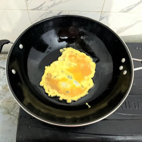Panaskan sedikit minyak, lalu goreng telur hingga setengah matang. Angkat dan tiriskan.