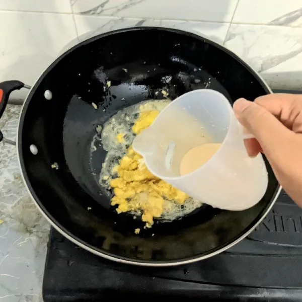 Tuangkan campuran saus tiram. Masak hingga saus mengental.