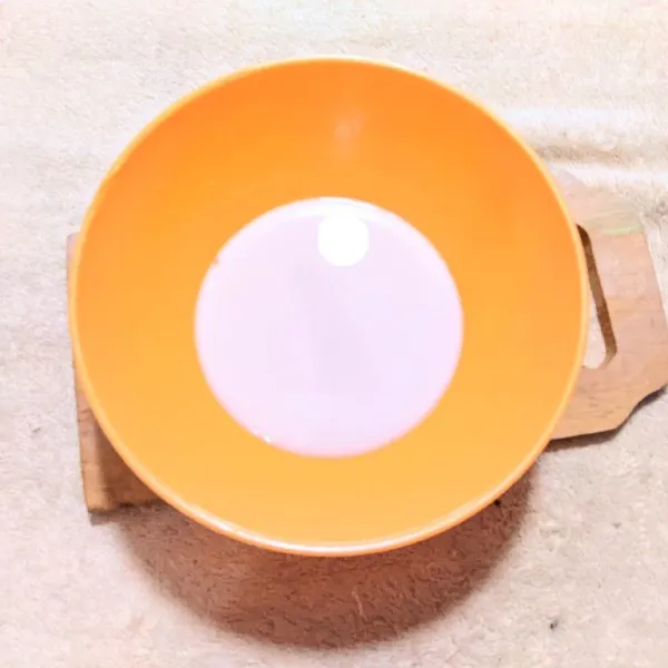 Campurkan saus tiram, tepung maizena, dan air. Aduk hingga larut.