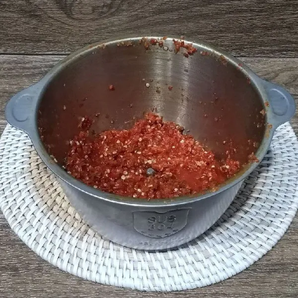 Haluskan cabe keriting merah, cabe rawit merah, cabe rawit hijau, dan kencur